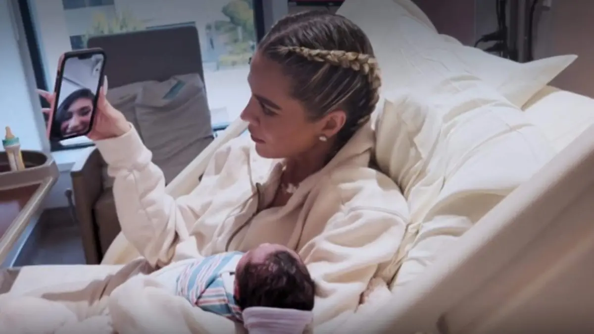 Khloé Kardashian es criticada por posar en la cama del hospital con su hijo, tras ser madre por gestación subrogada